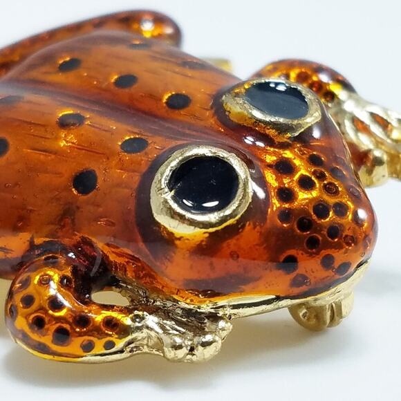 Vintage Rusty Orange Enamel Frog Brooch, Gold Tone, 1980s, 1 3/4 Inches - Picture 5 of 10